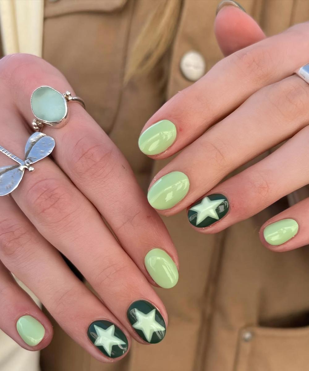 Matcha gruene Naegel mit Sternen Design