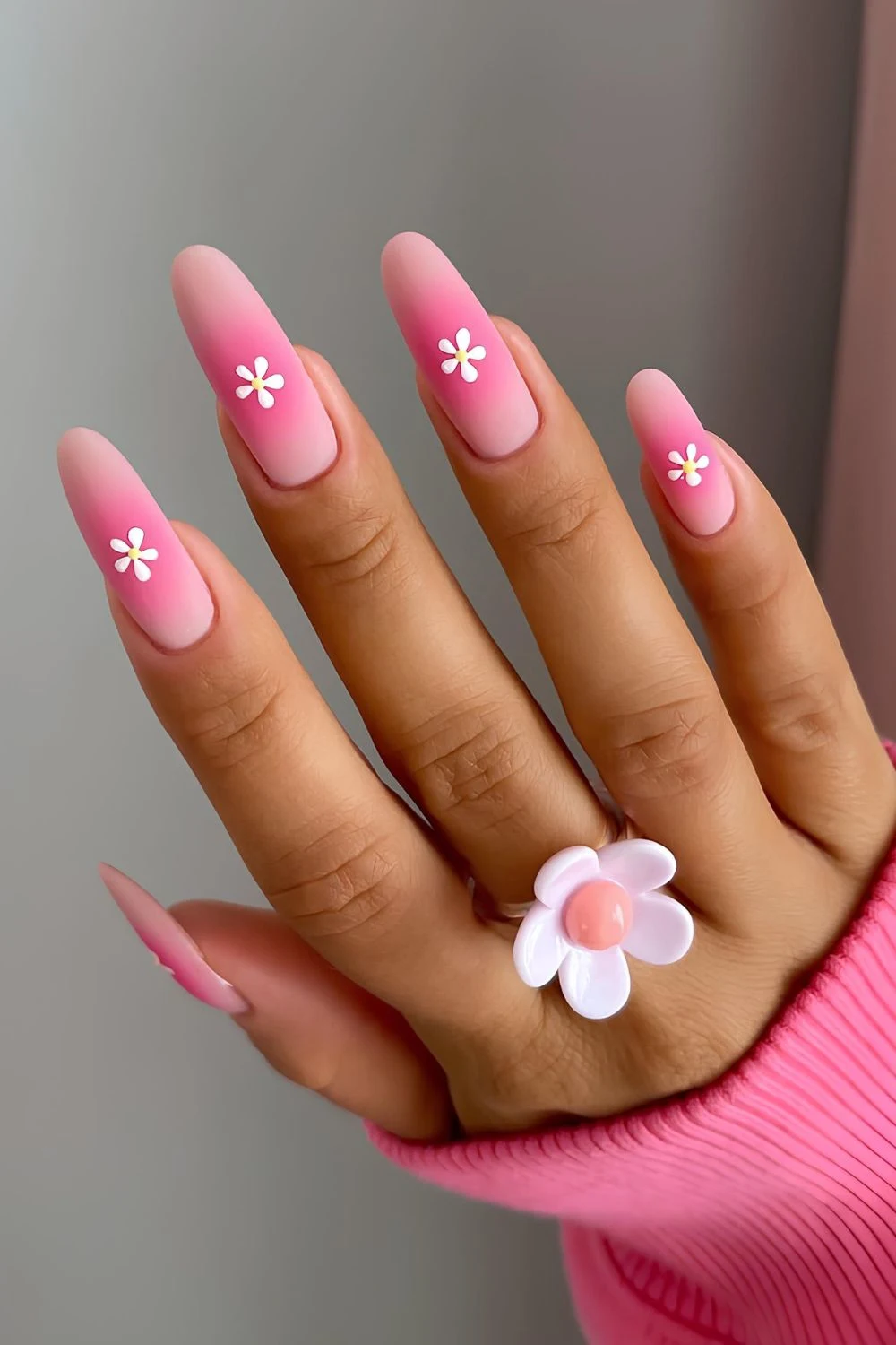 Matte Rosa-Aura-Nägel mit weißen Blumen-Details
