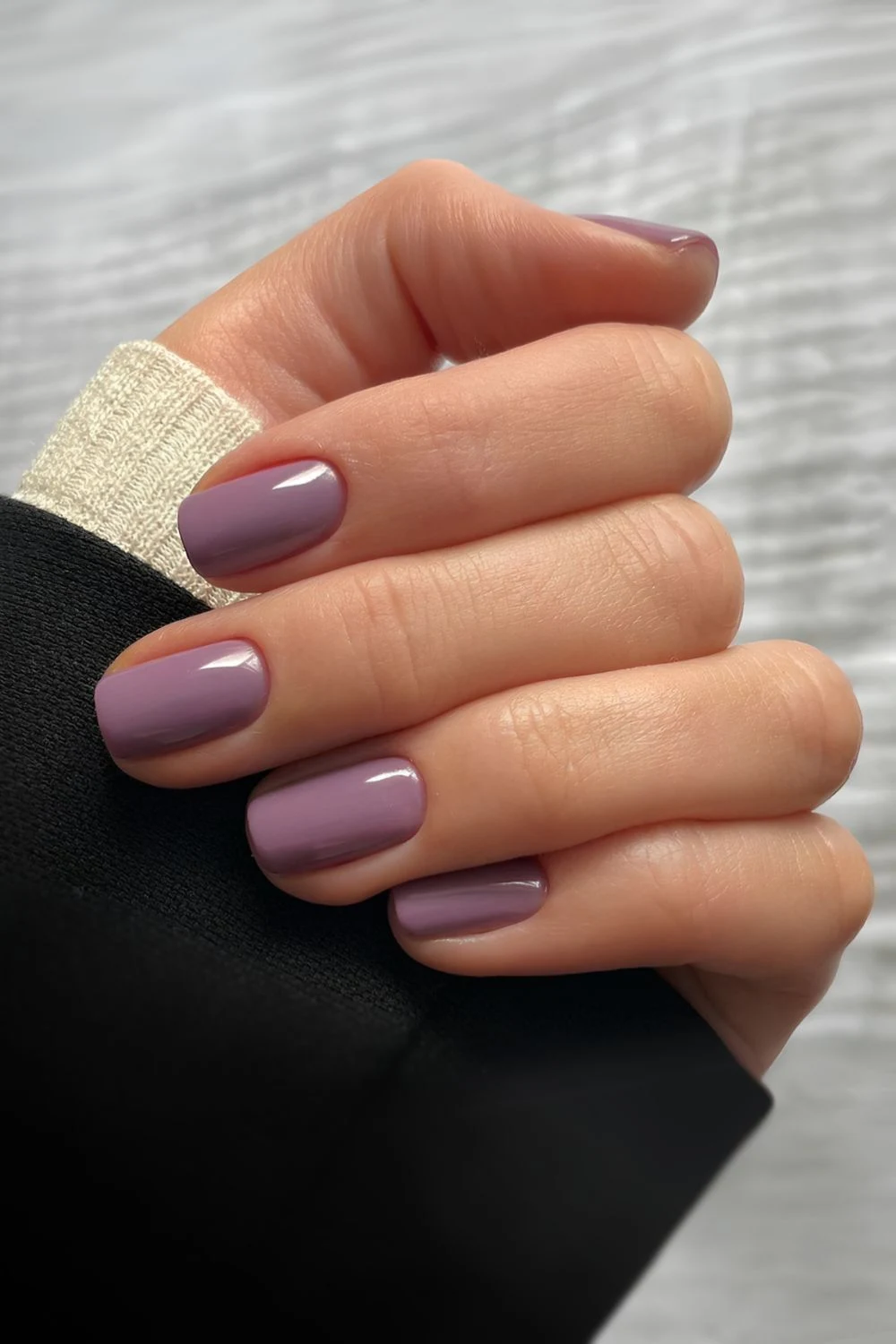 Mauve-Maniküre mit violettem Schimmer