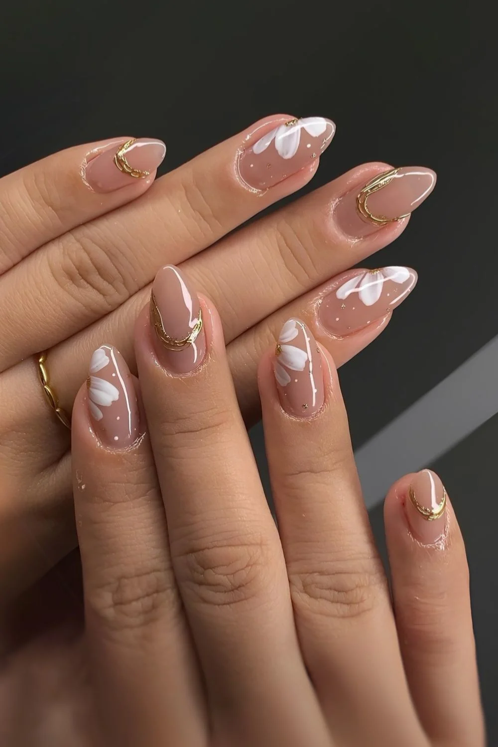 Mauve-Nägel mit Gold- und Blümchen-Details