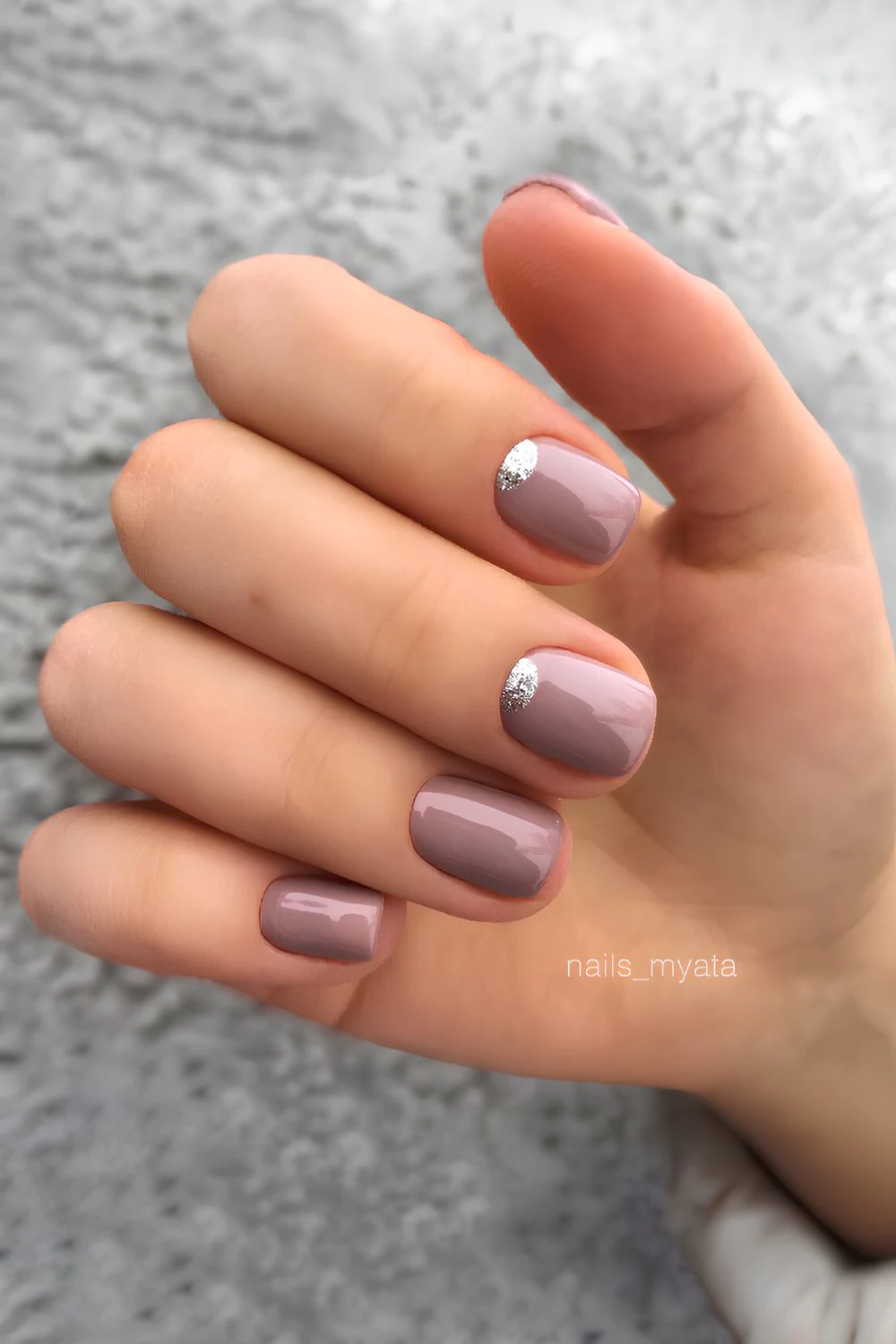 Mauve-Nägel mit Half-Moon-Design