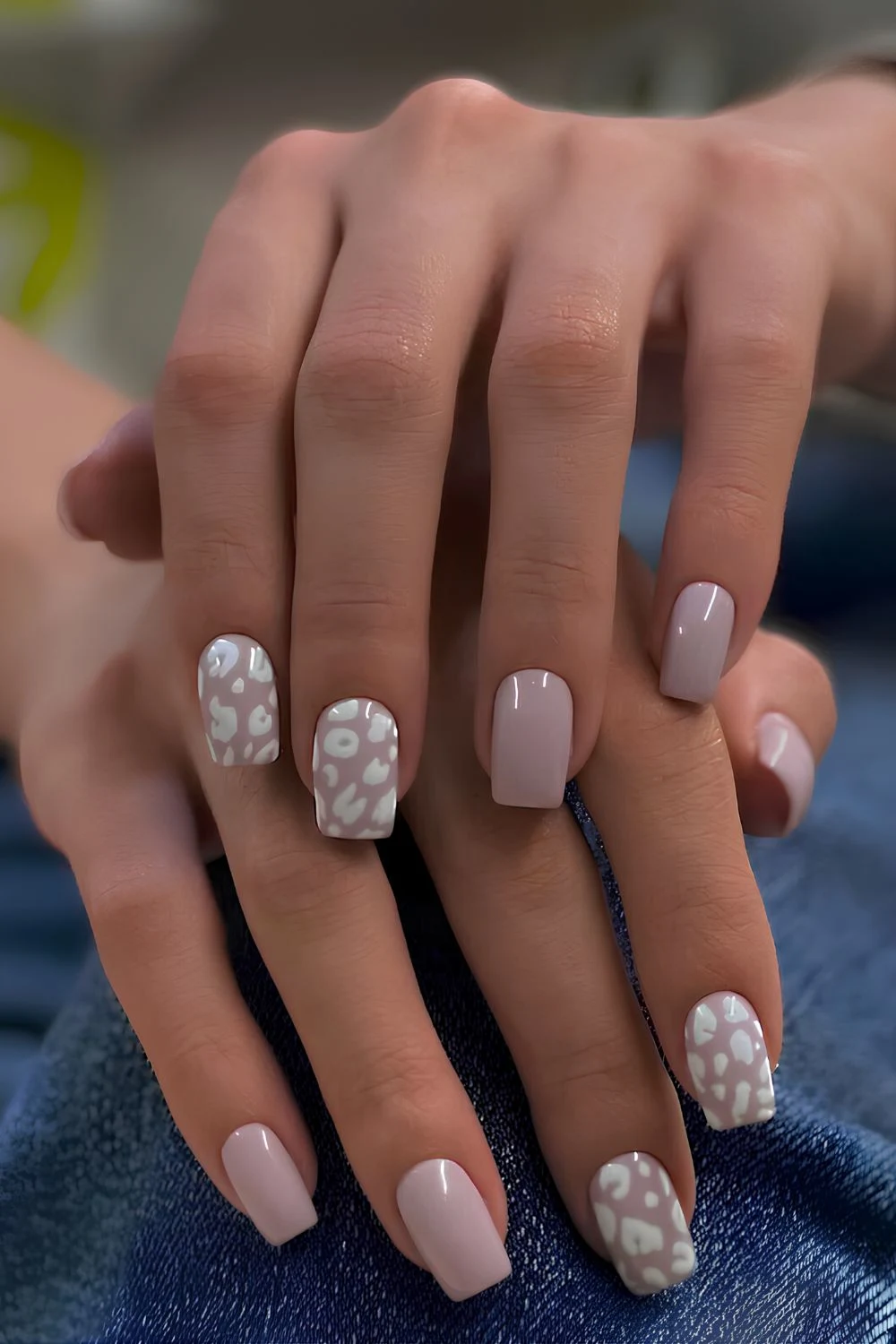 Mauve-Nägel mit Leo-Print