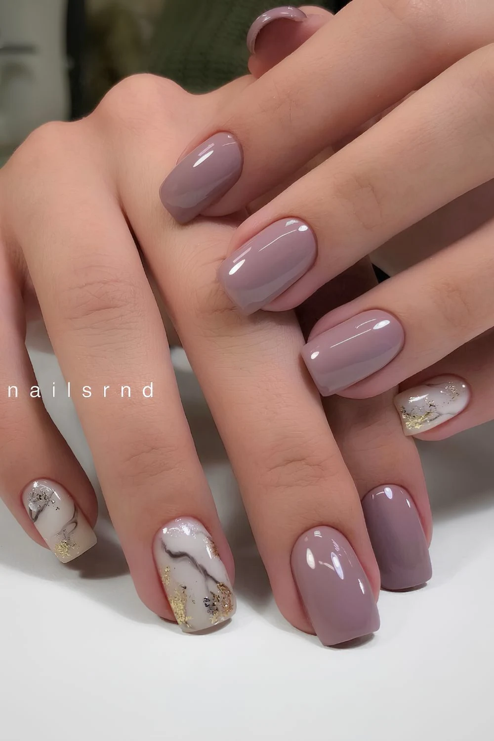Mauve-Nägel mit Marmor-Effekt