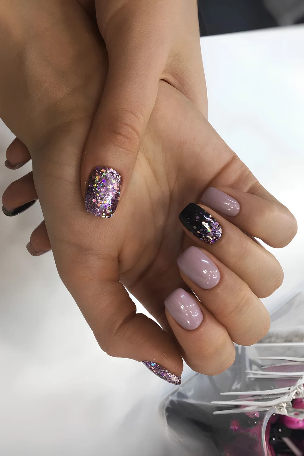 Mauve-Purple-Nägel mit Chunky-Glitzer