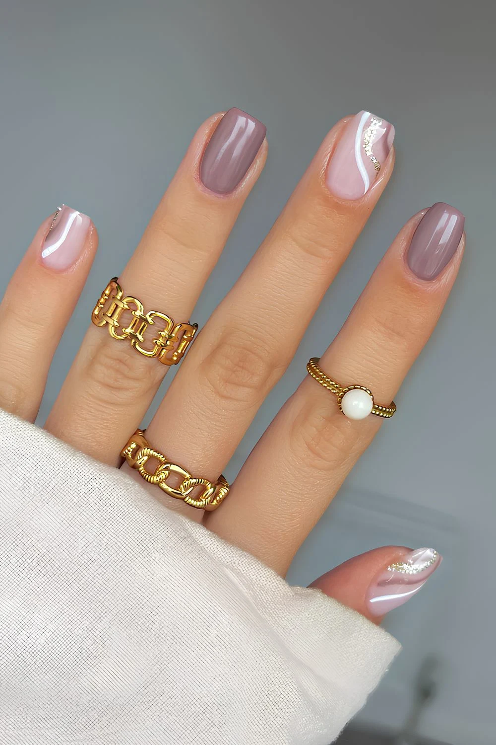 Mauvefarbene Swirl-Maniküre