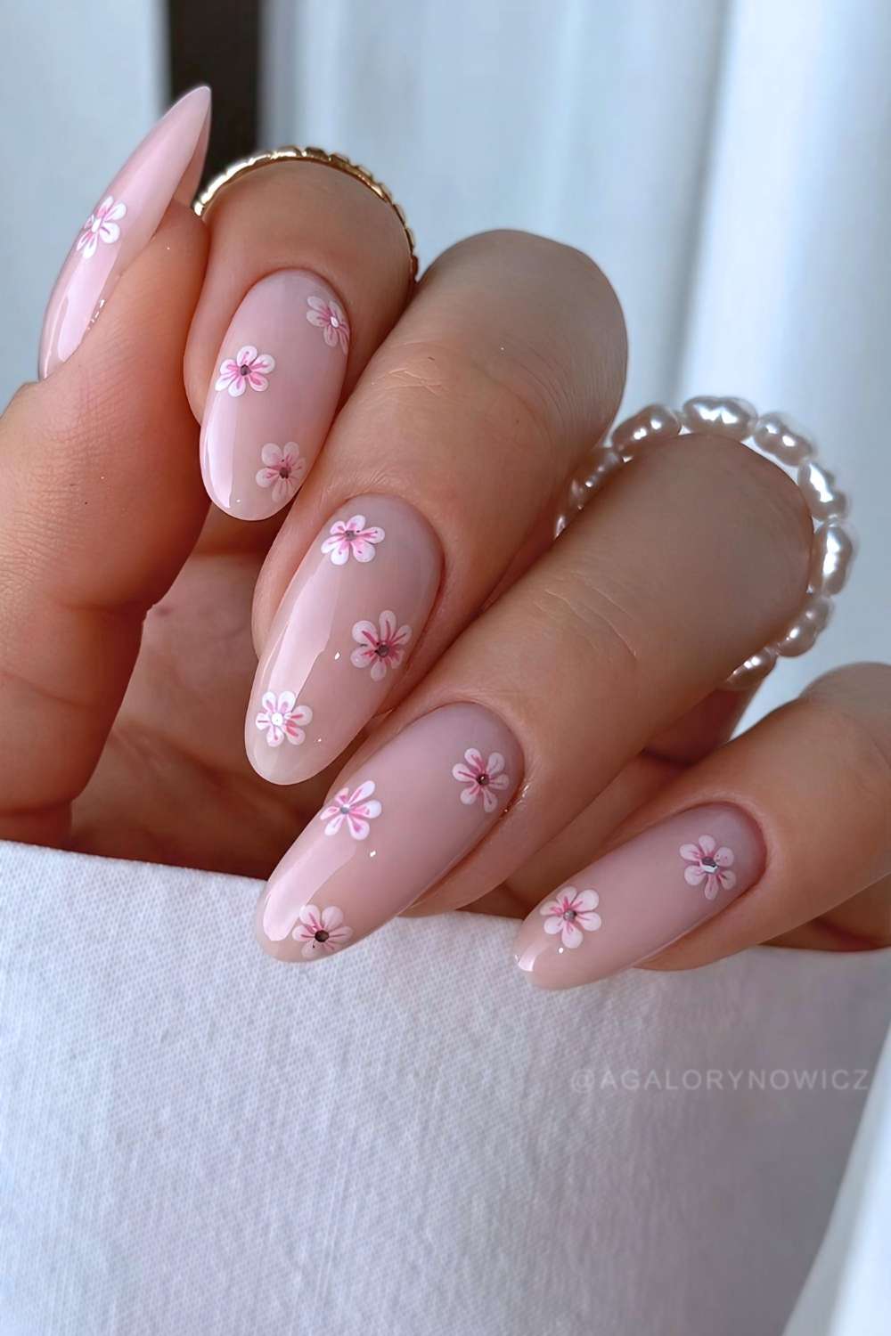 Milchig rosa Naegel mit Mikro Kirschblueten