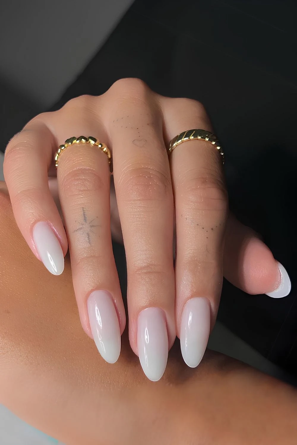 Milchig weiße Verlobungsnägel