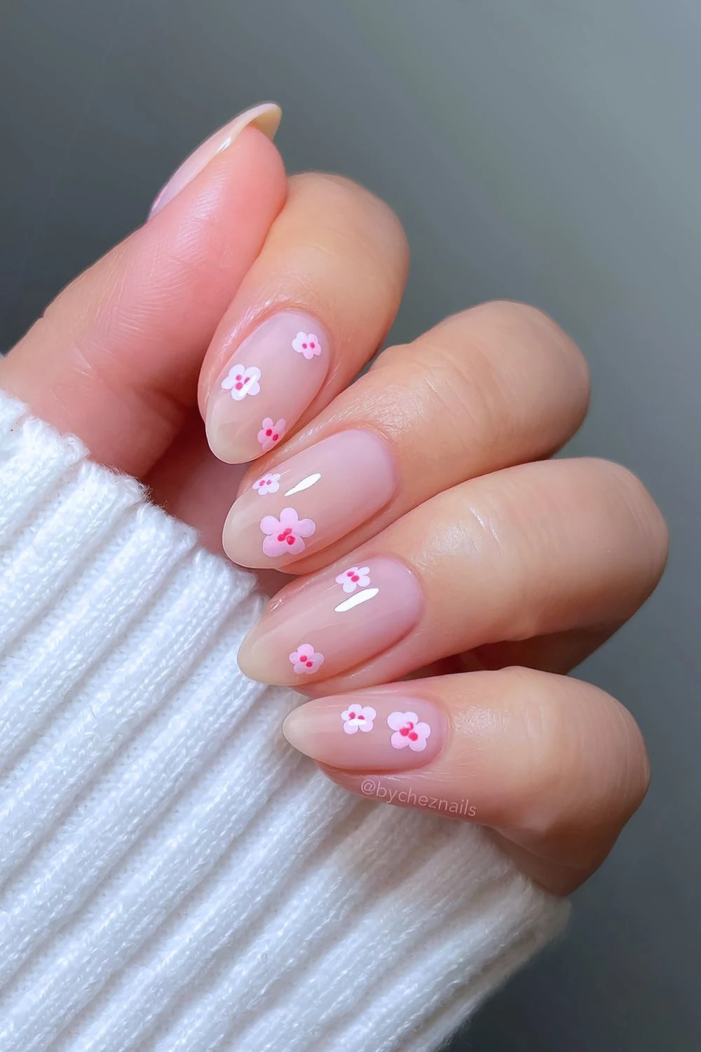 Milchige Nägel mit Kirschblüten-Design