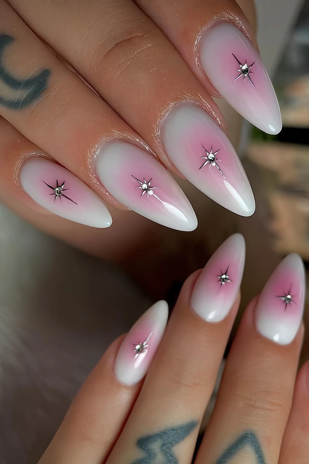 Milchige Nägel mit Rosa-Aura-Effekt und Sternenstaub-Details