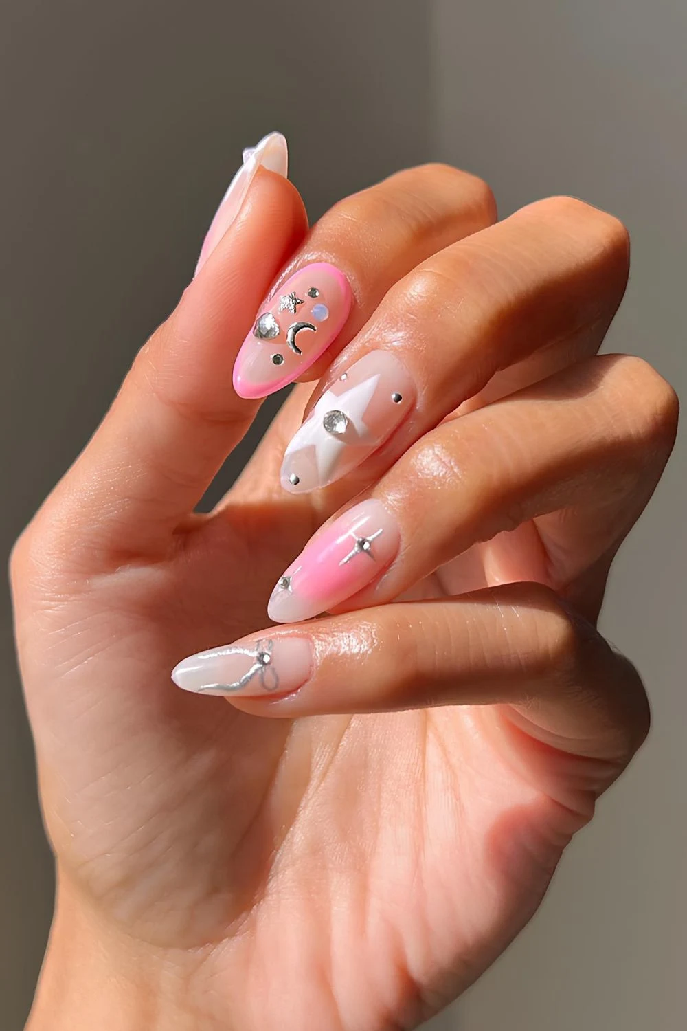 Milchige Nägel mit Rosa-Aura-Effekt und Strass-Details