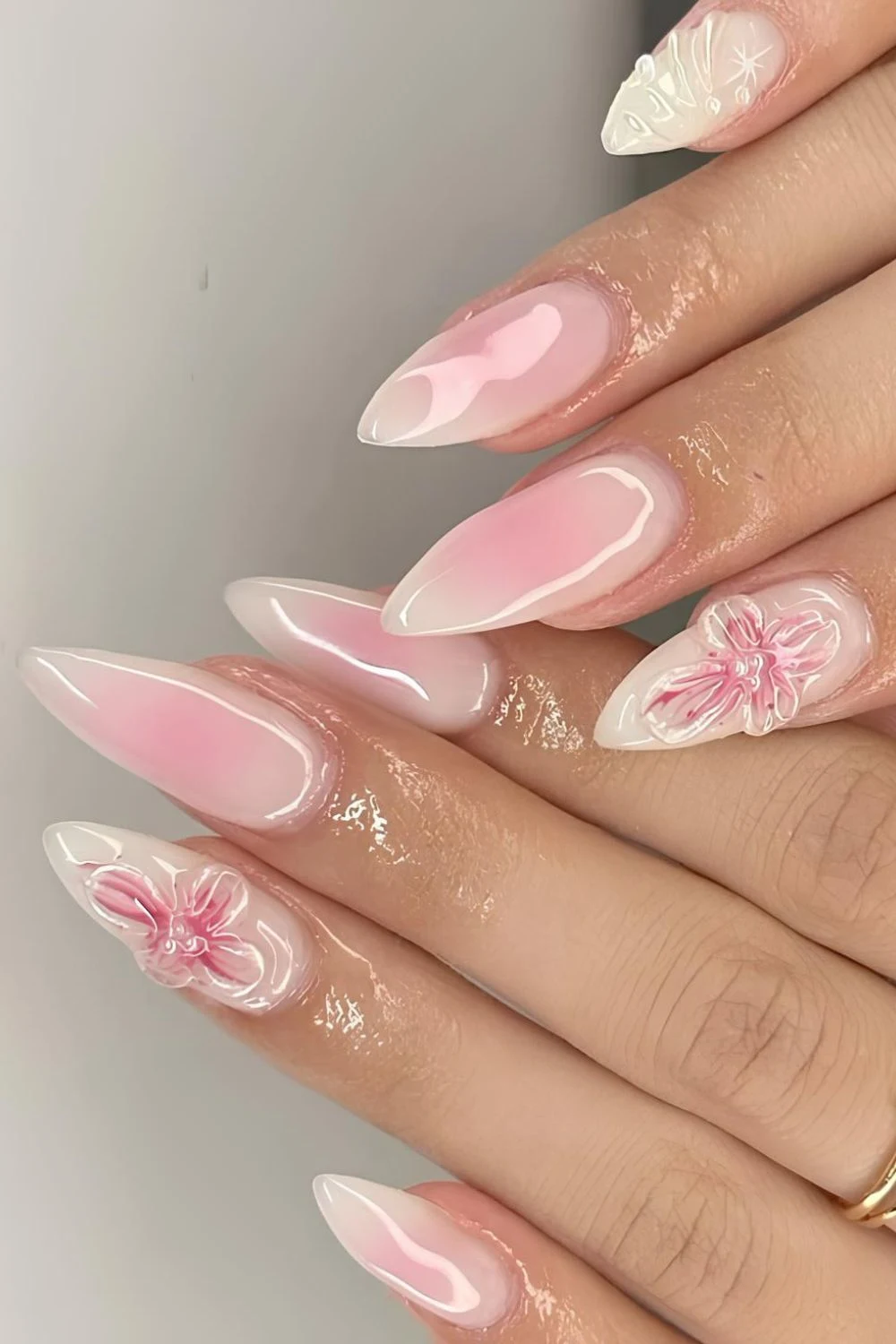 Milchige Nägel mit Rosa-Aura und 3D-Blumen-Details