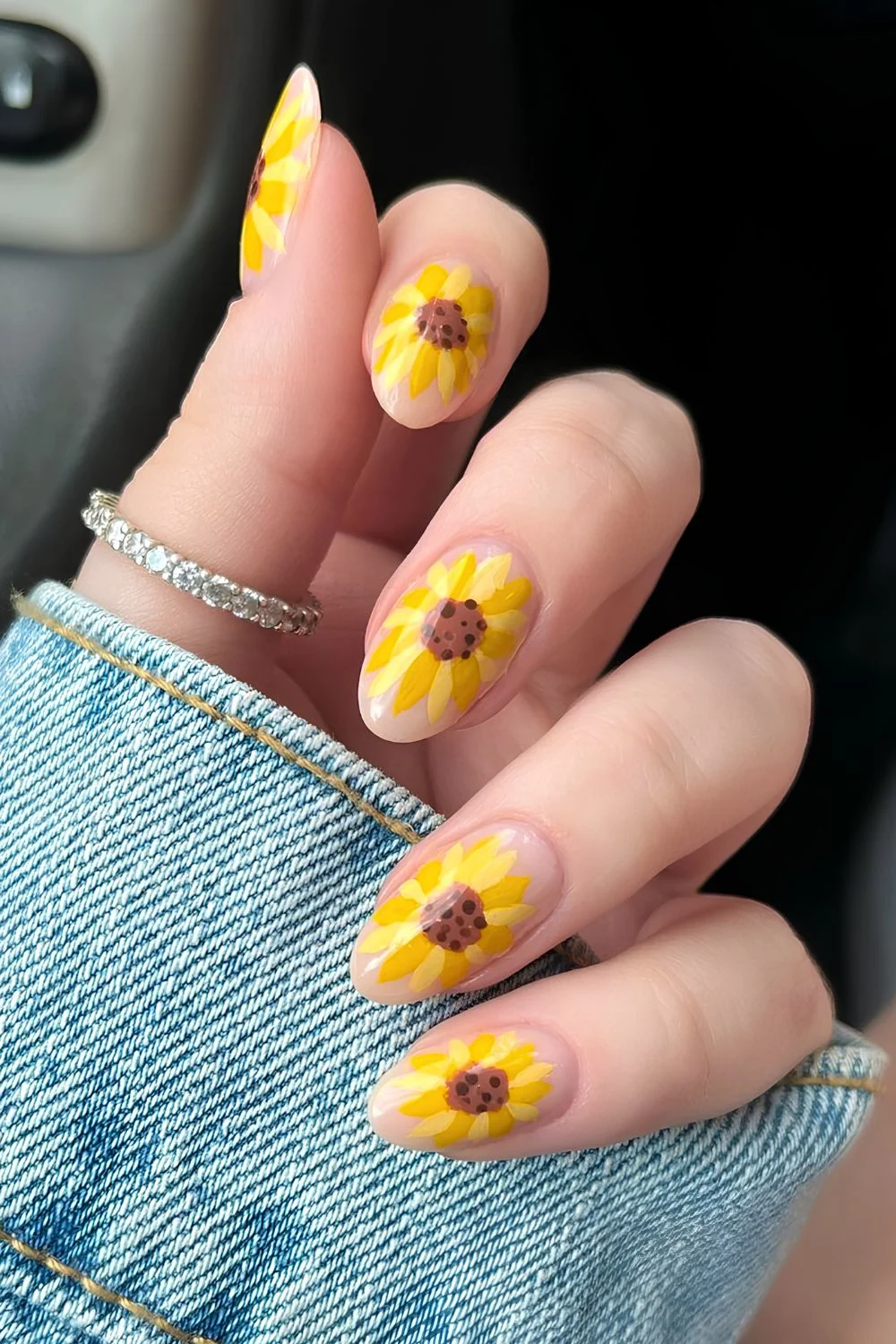 Milchige Nägel mit auffälligen Sonnenblumen