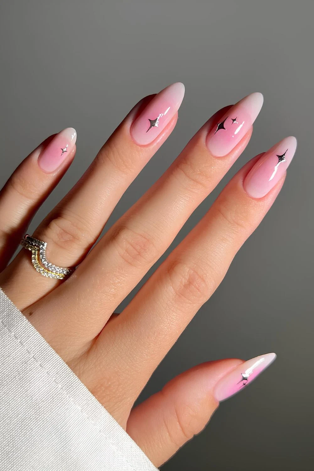 Milchige Rosa-Aura-Nägel mit silbernen Sternen