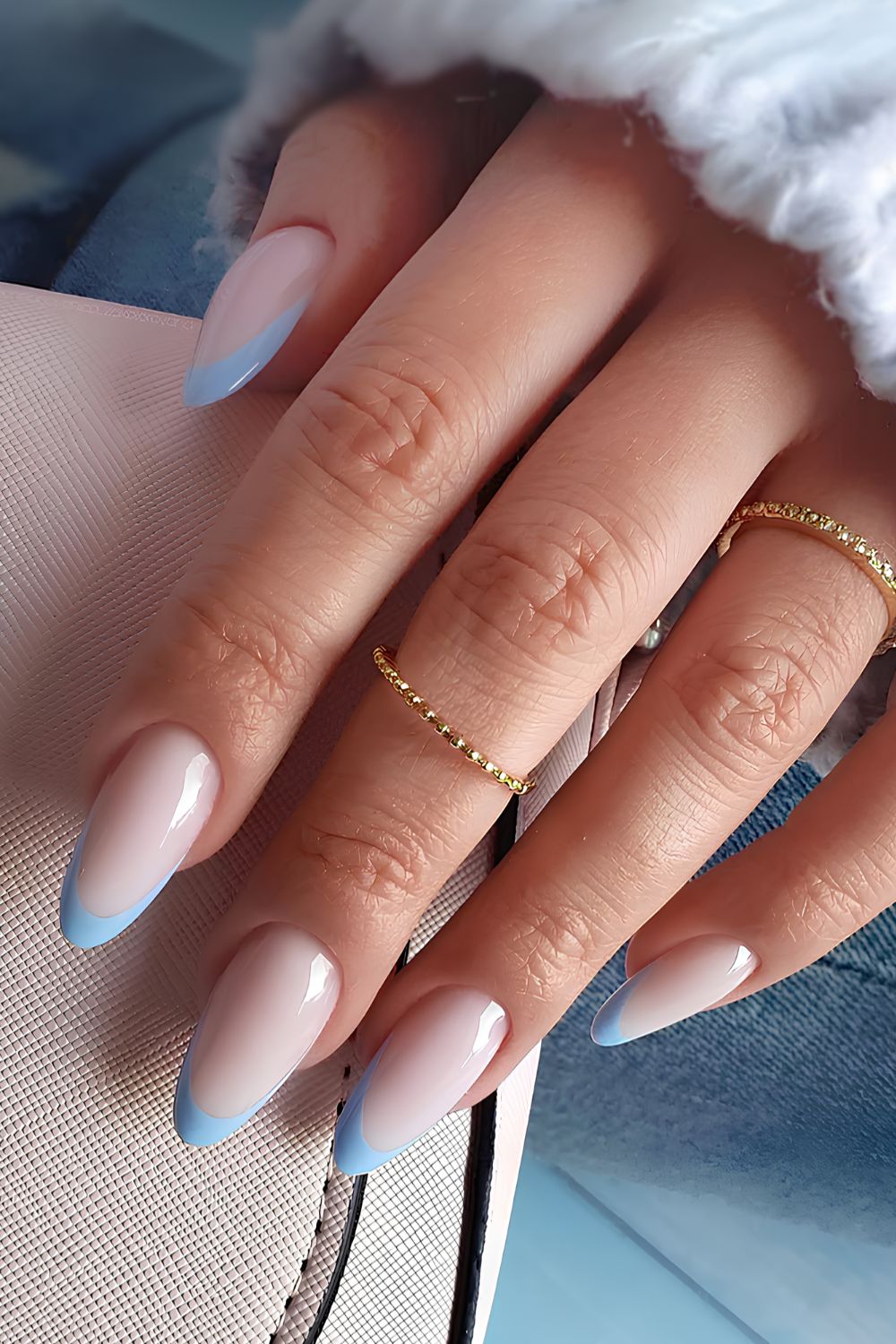 Milchweiße Nägel mit blauen French-Tips