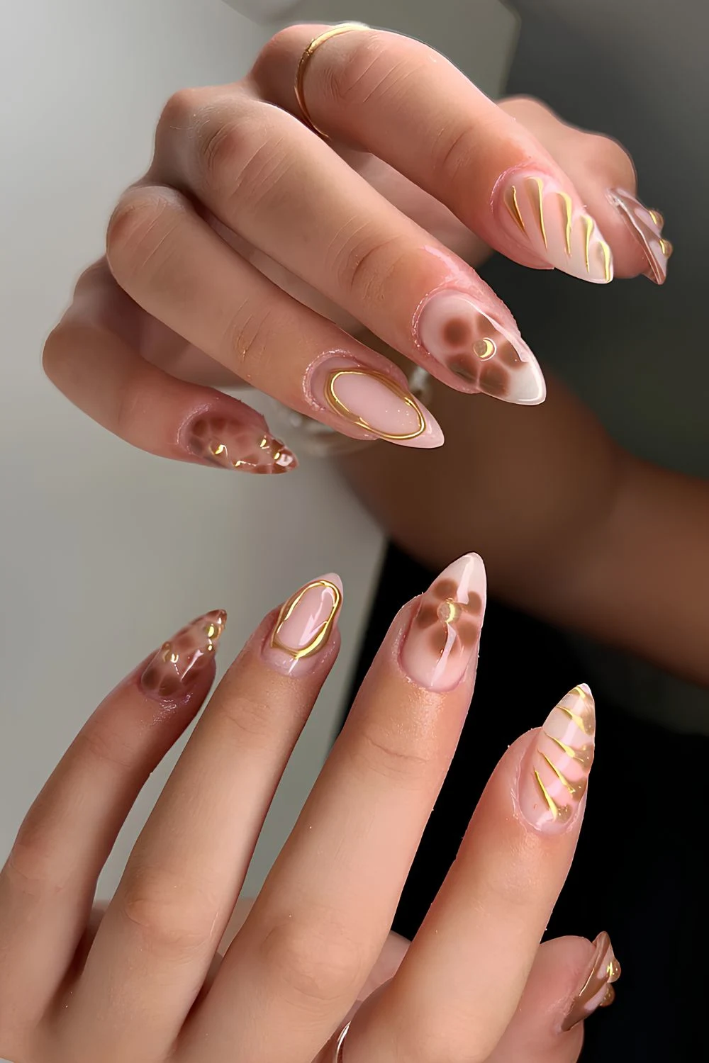 Mokkamousse-Mani mit goldenen Chrome-Akzenten
