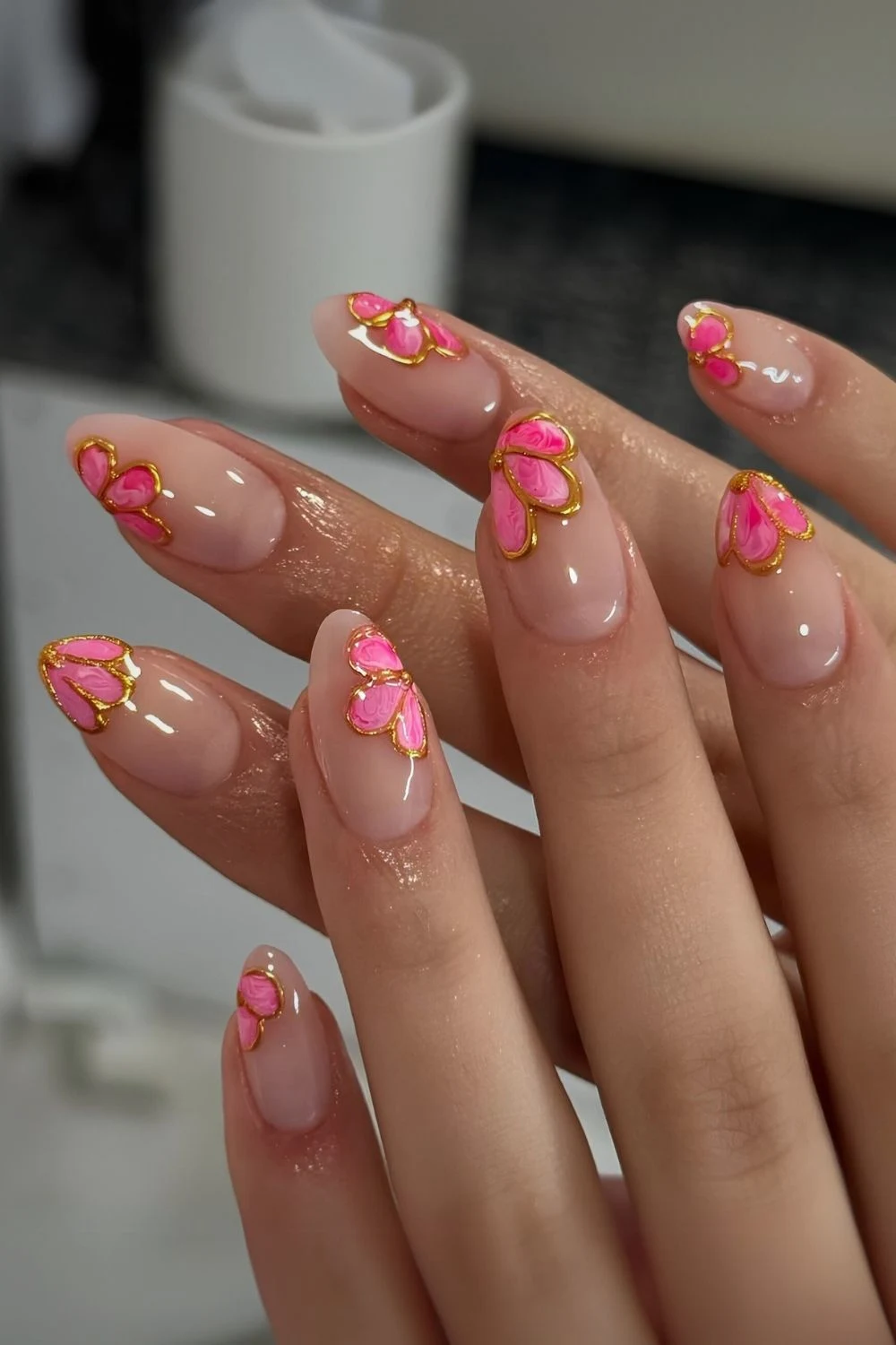 Nägel mit pinken Marmor-Blumen