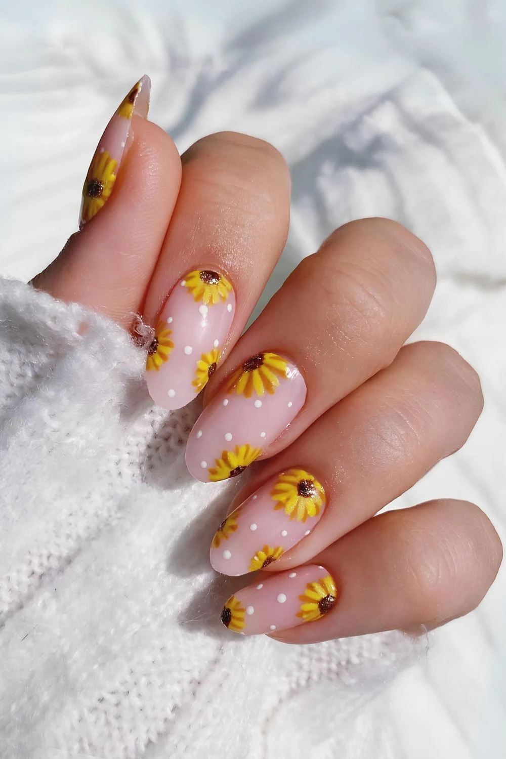 Nägel mit Sonnenblumen und Pünktchen