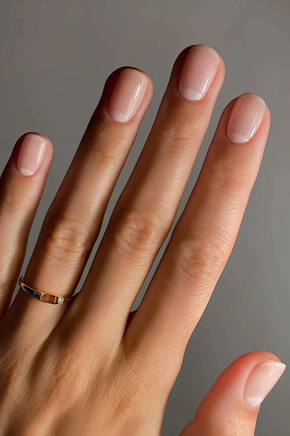 Natürliche Nägel mit Half-Moon-Design