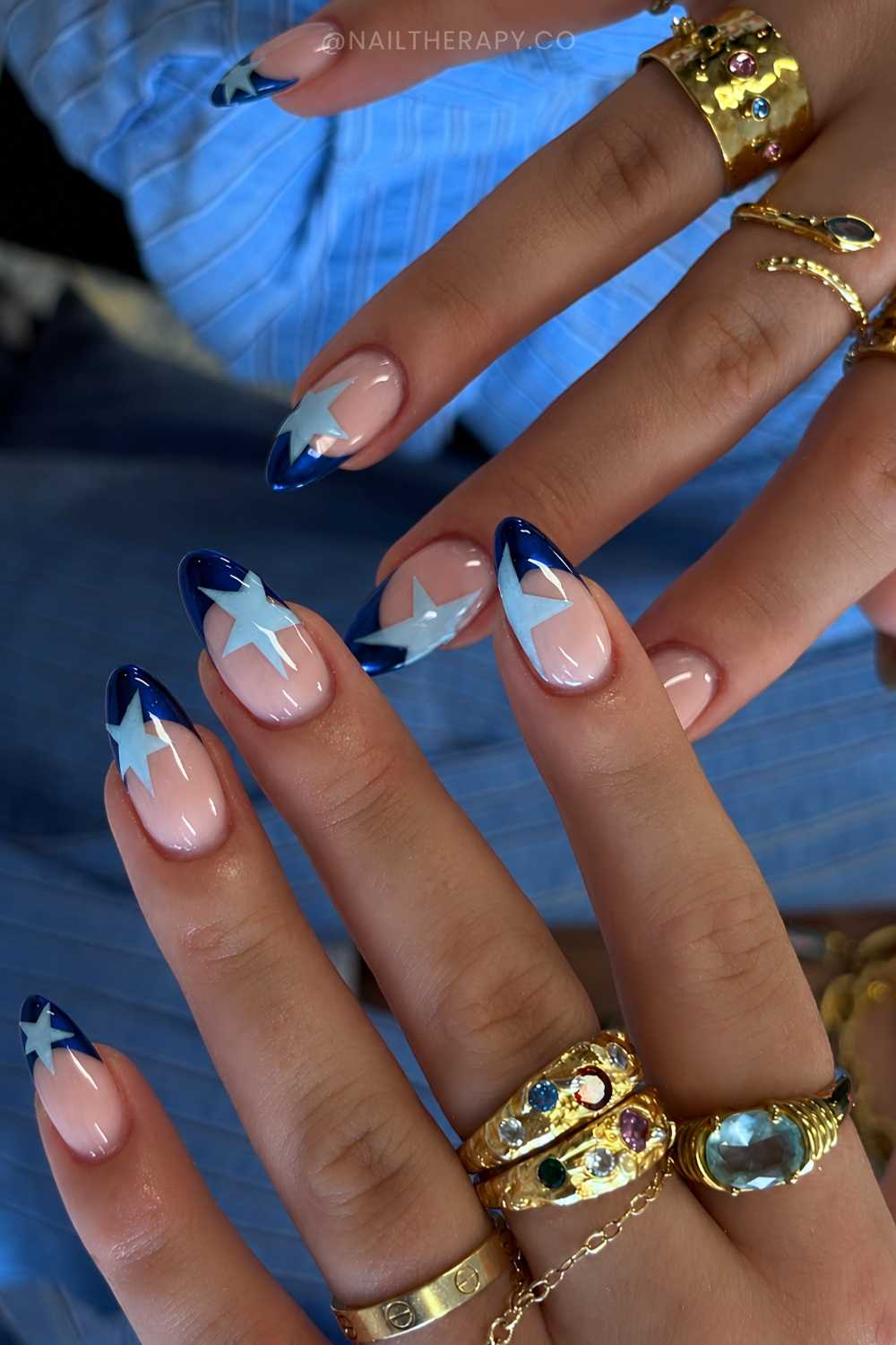 Navy French Mani mit babyblauen Sternen