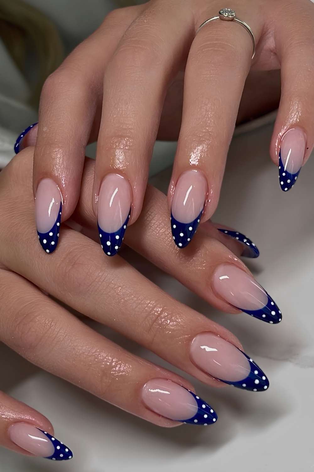 Navyblaue Polka Dot French Mani
