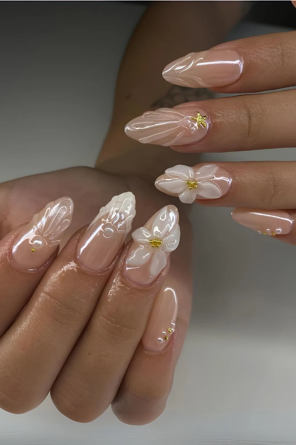 Neutrale Chrome-Nägel mit 3D-Blumendesign