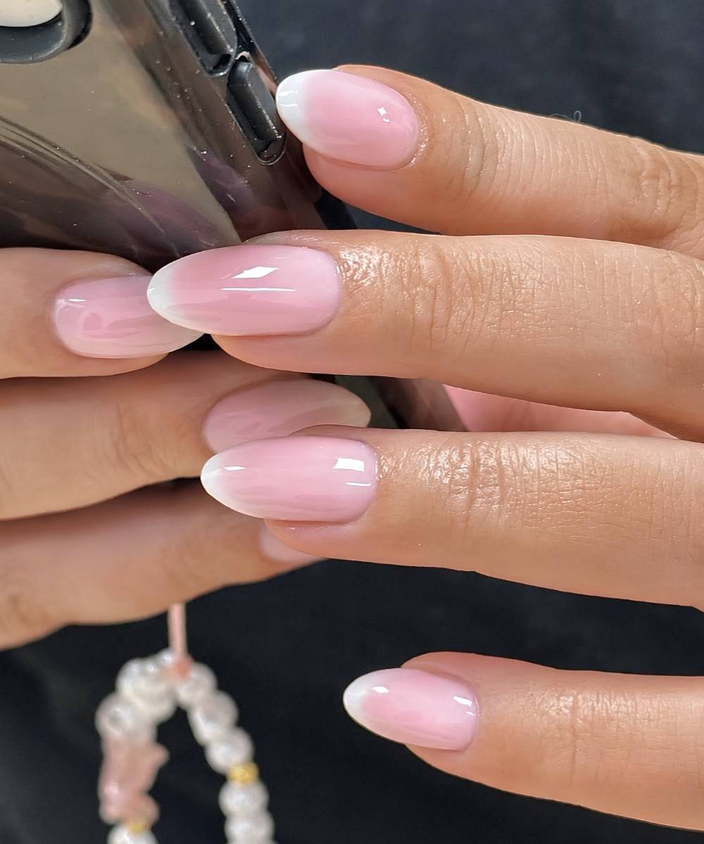 Neutrale French Manikuere auf milchig rosa Base