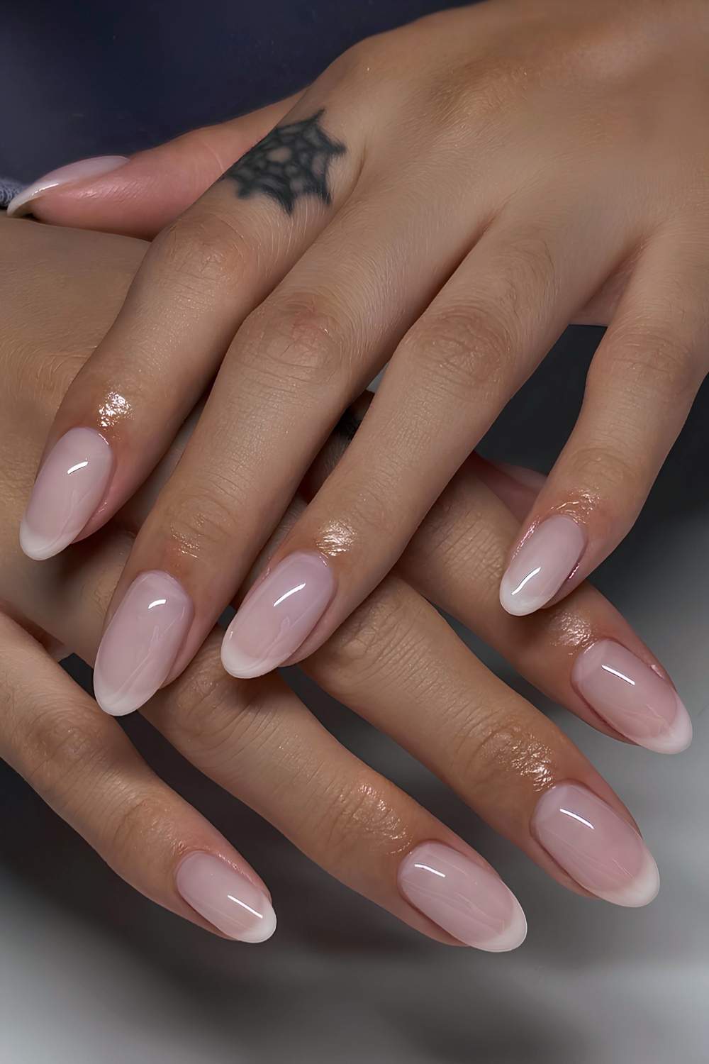 Neutrale French Tips auf milchiger Base