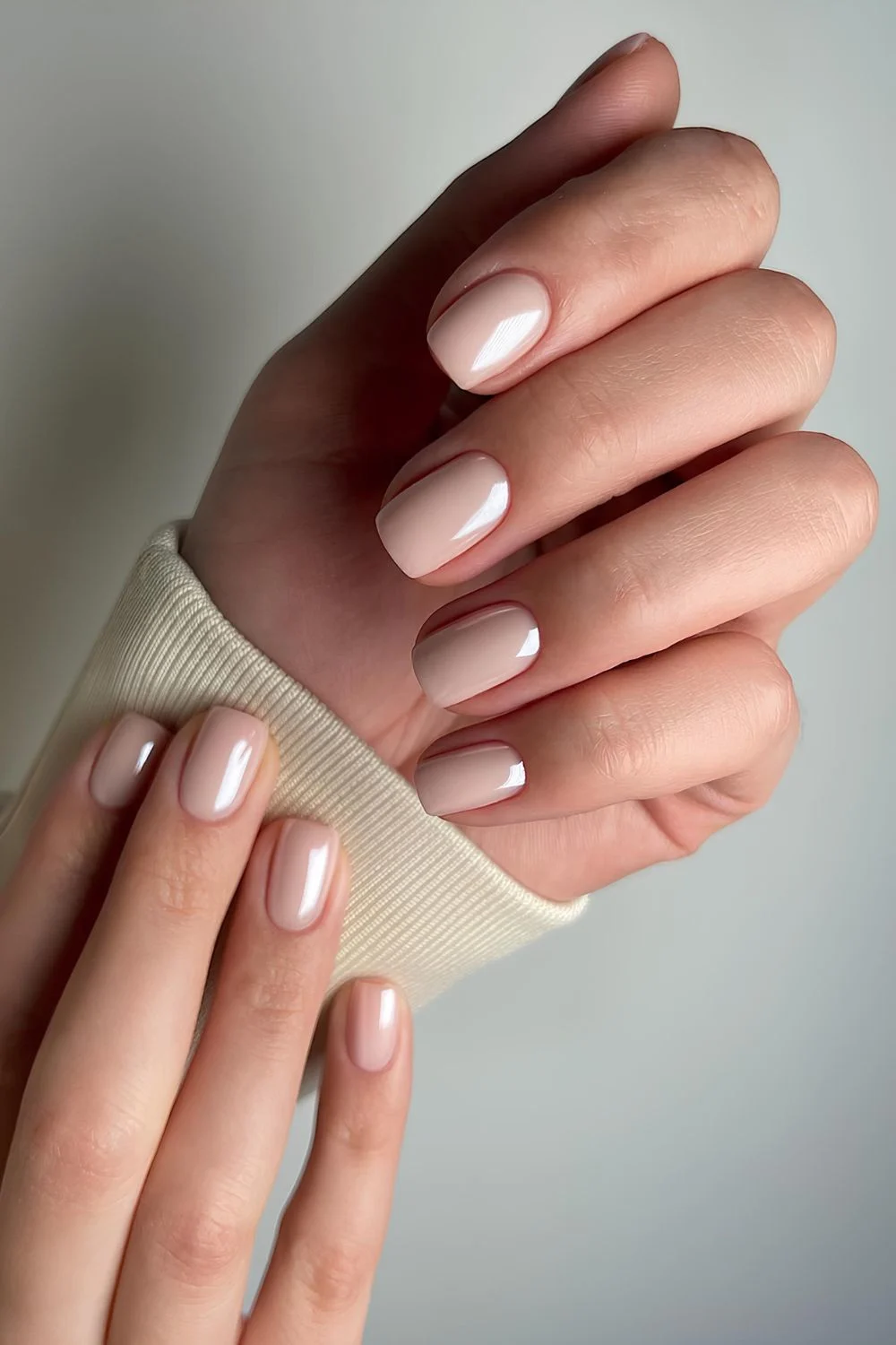 Neutrale Nägel mit Glazed-Finish