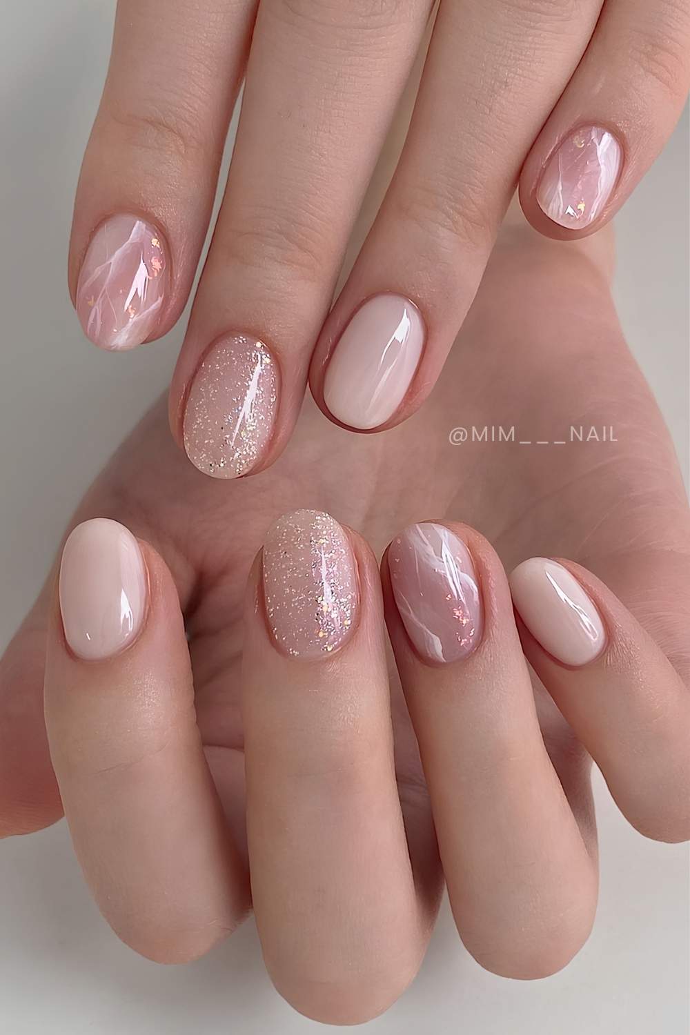 Neutrale Naegel mit Glitzer und Marmor