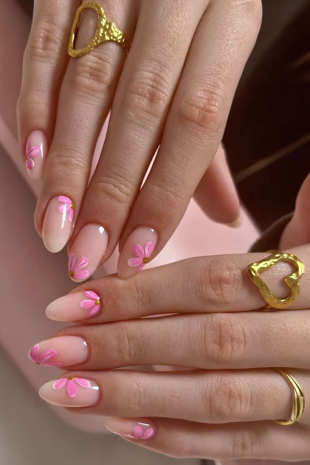 Neutrale Naegel mit rosa Kirschblueten