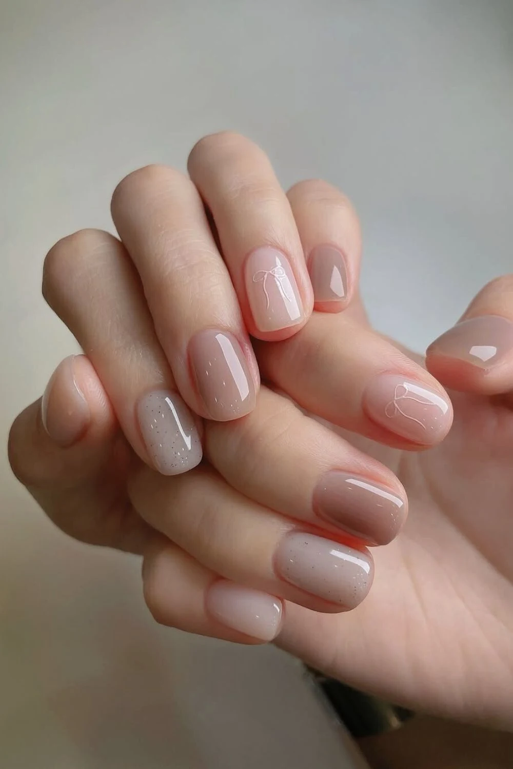 Neutrale Skittle-Nägel mit Schleifen