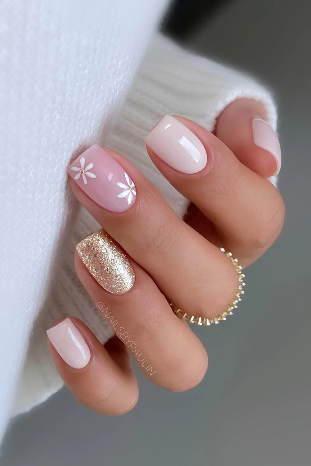 Neutrale rosa Maniküre mit Blumen und Glitzer