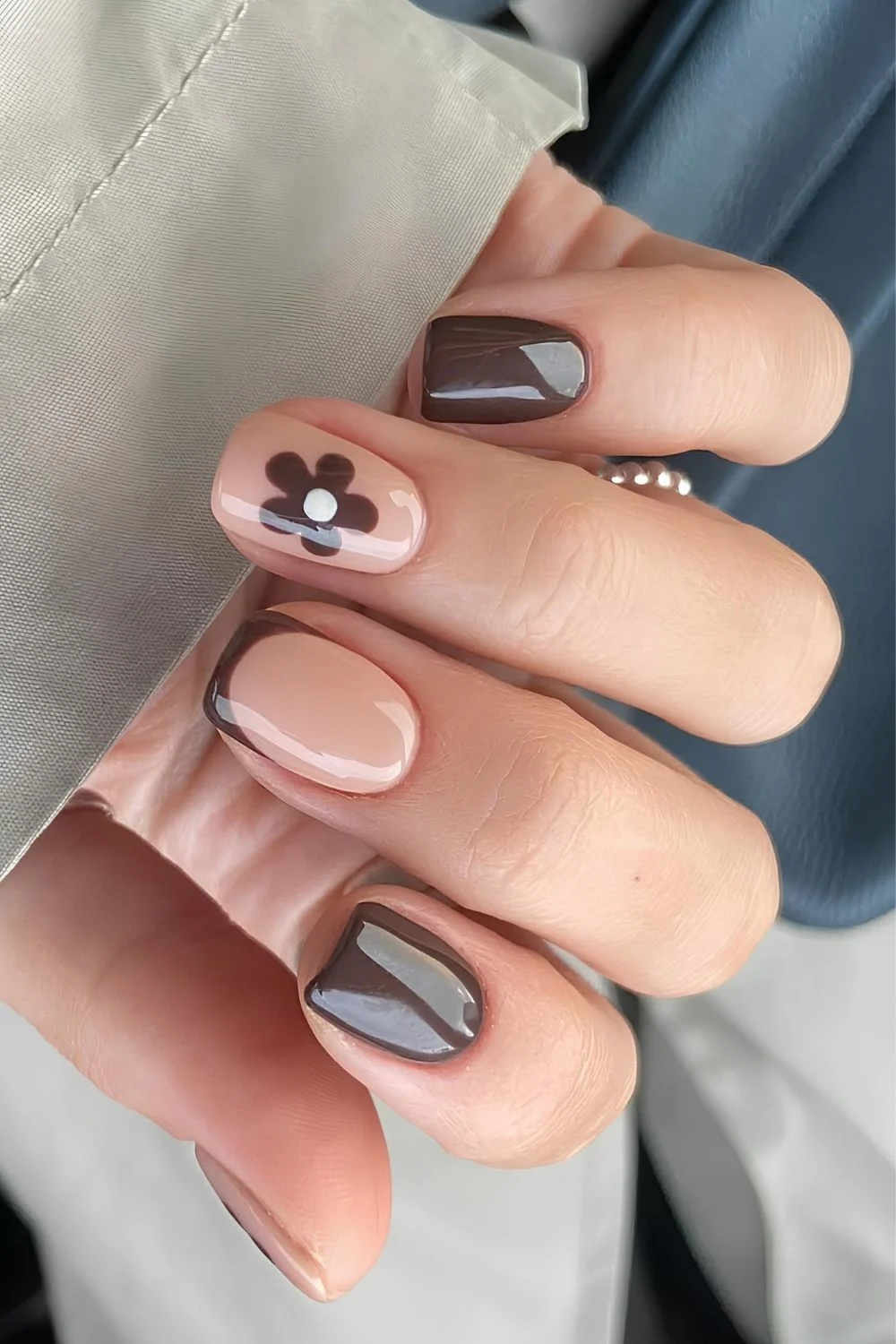 Neutrale und braune Blüten-Maniküre
