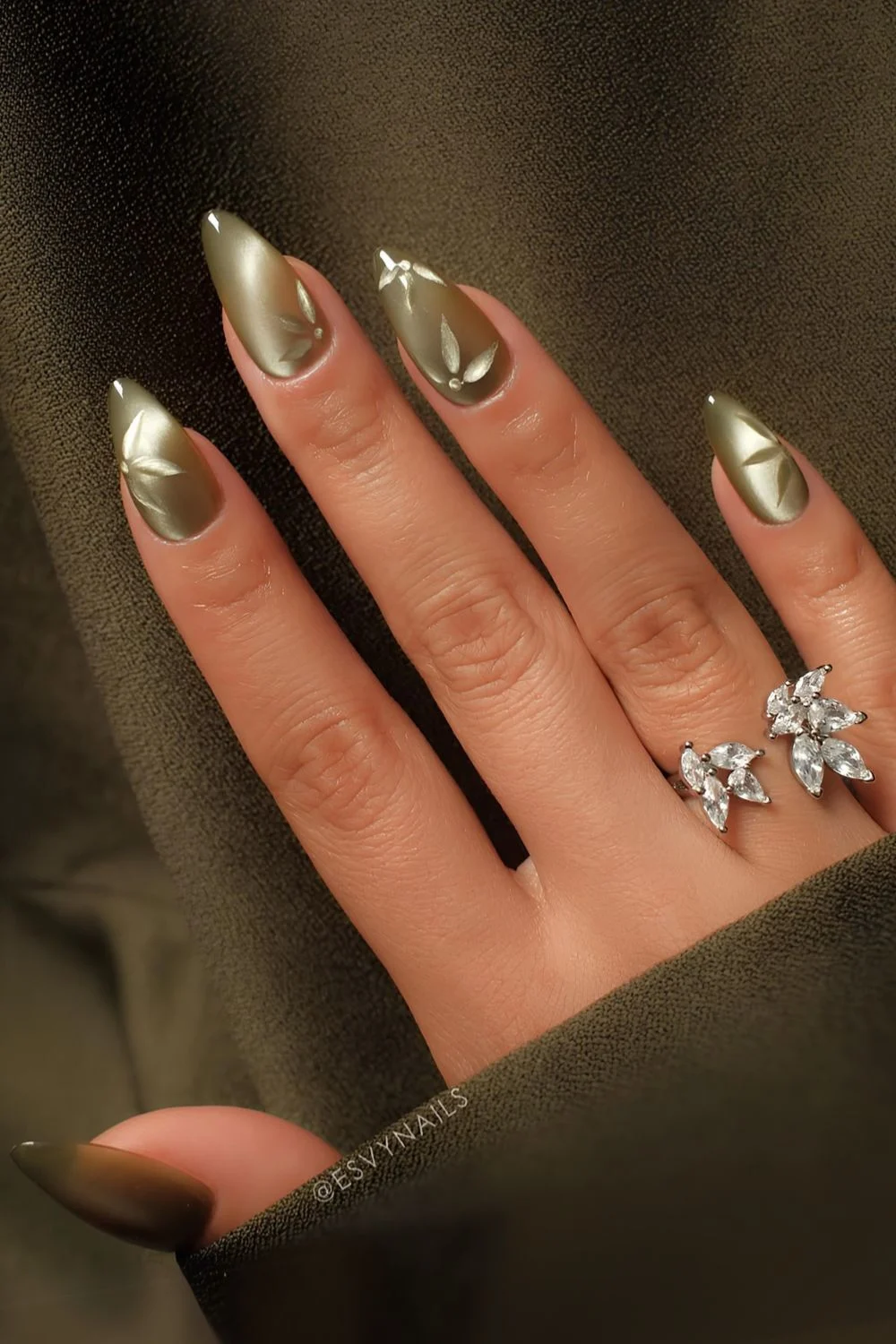 Olivgrüne Cat-Eye-Maniküre mit Blumen