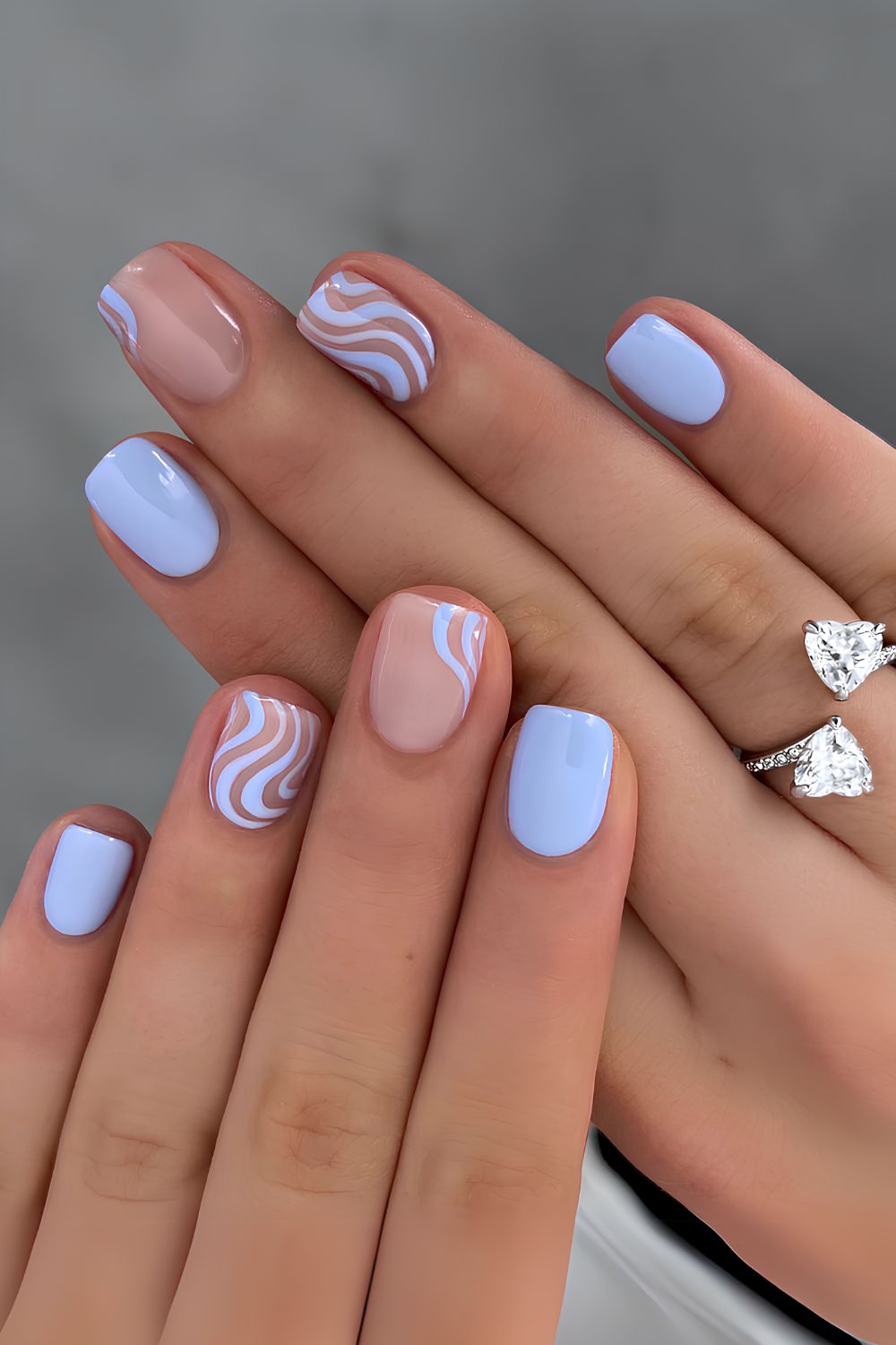Pastellblaue Nägel mit Swirl-Design