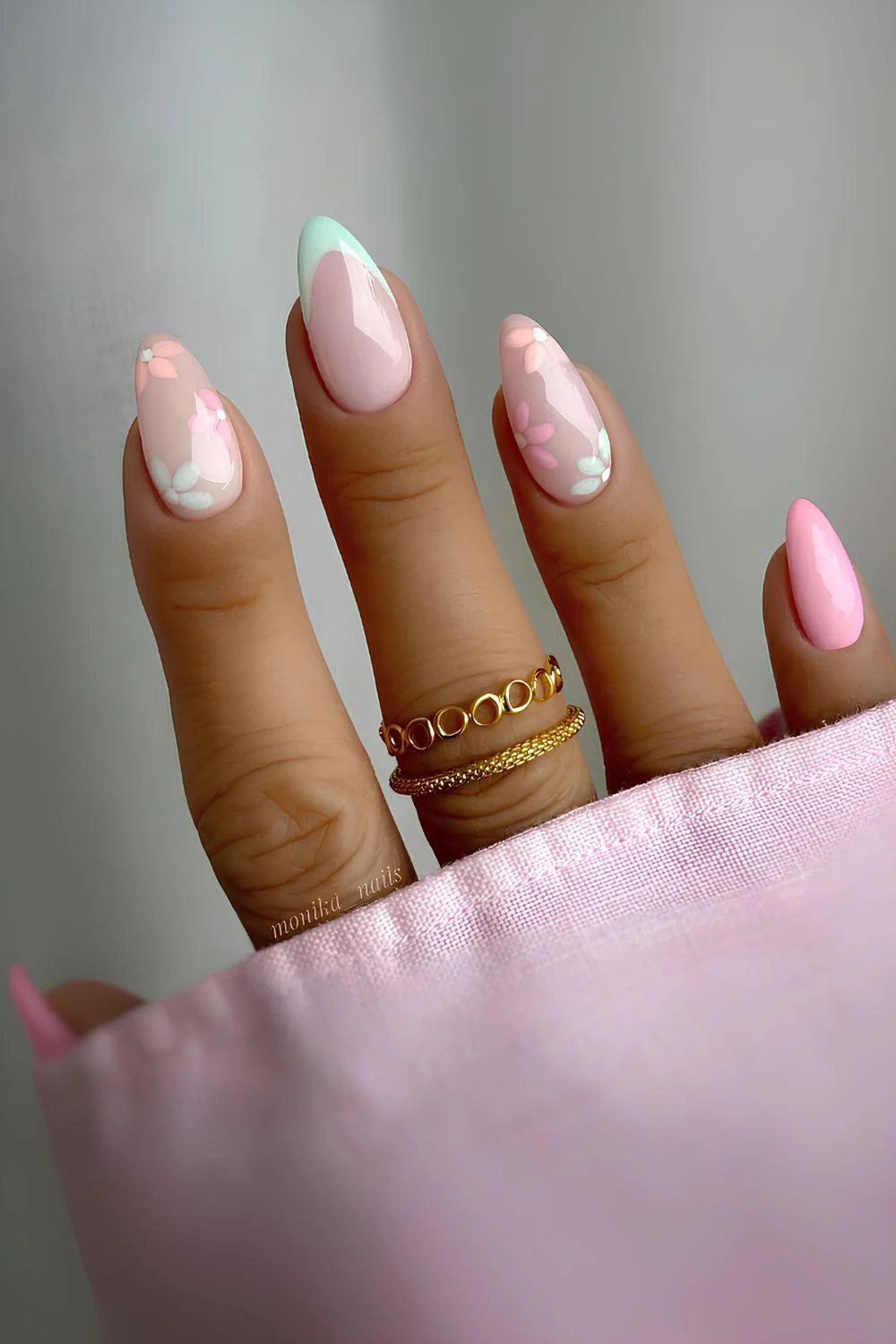 Pastellfarbene Blumennägel