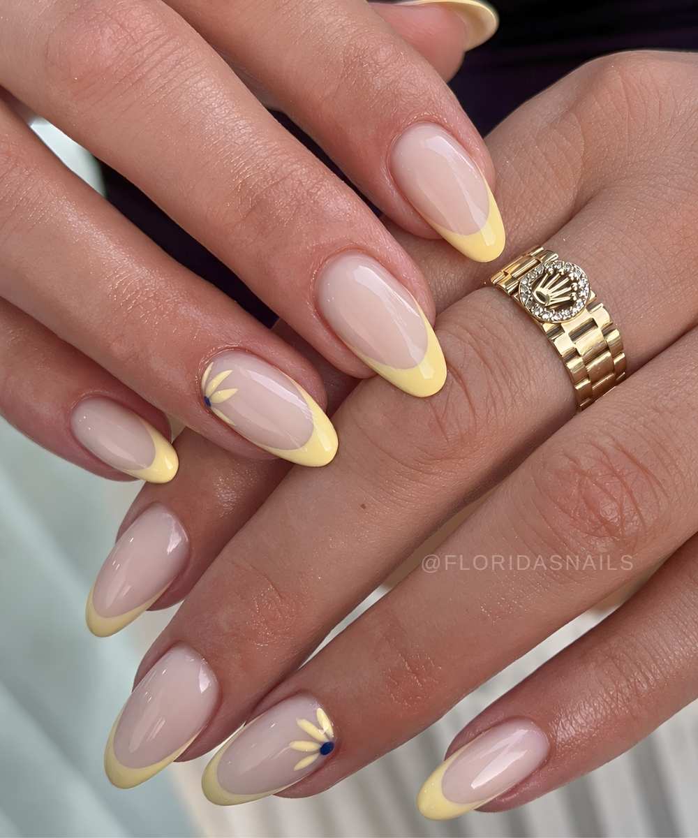 Pastellgelbe French Naegel mit Sonnenblumen
