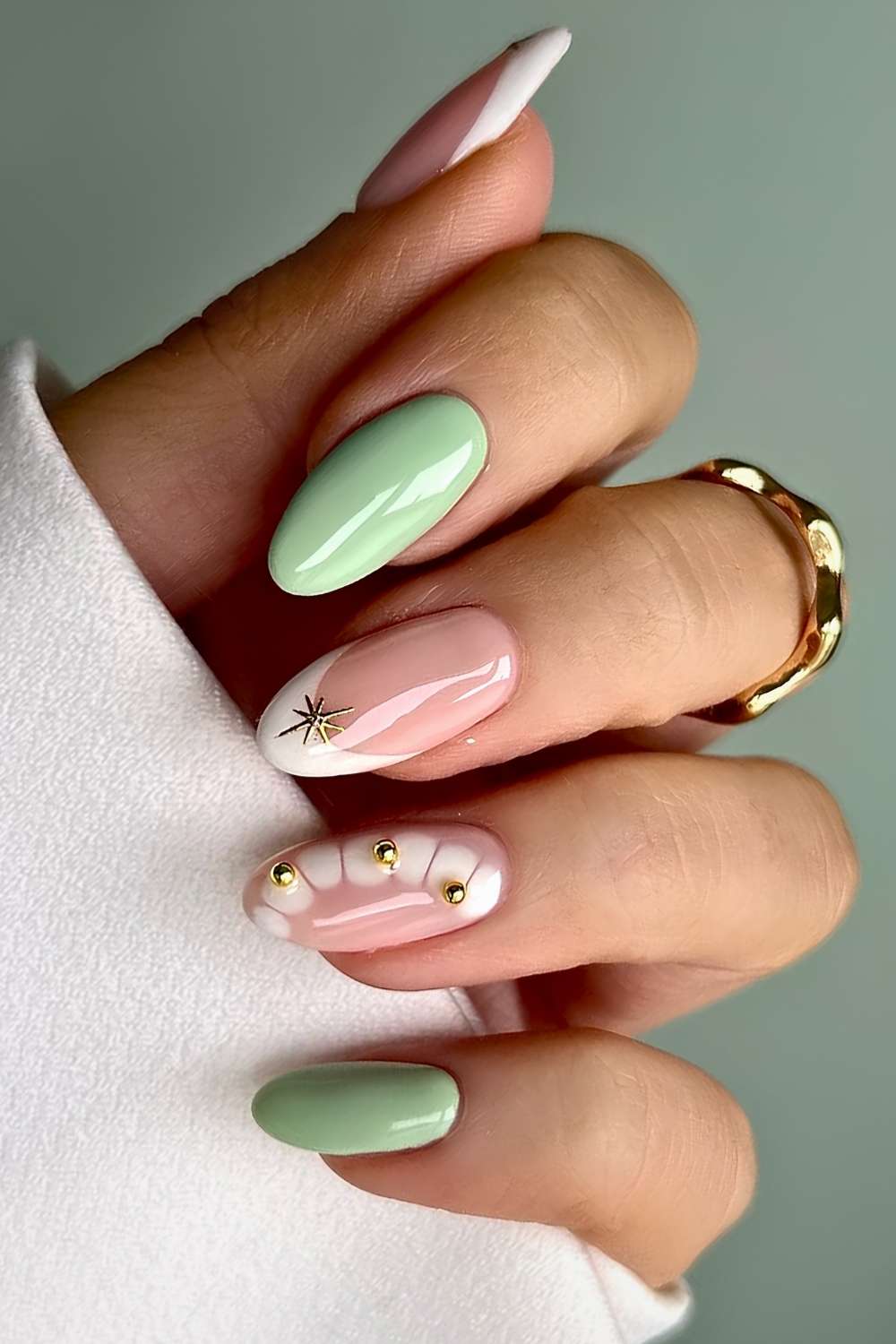 Pastellgruene Manikuere mit Animal Print Details