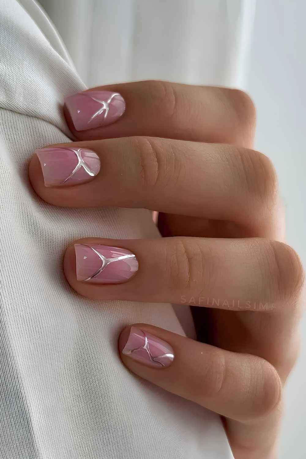 Pink Aura Naegel mit silbernen Chrome Details
