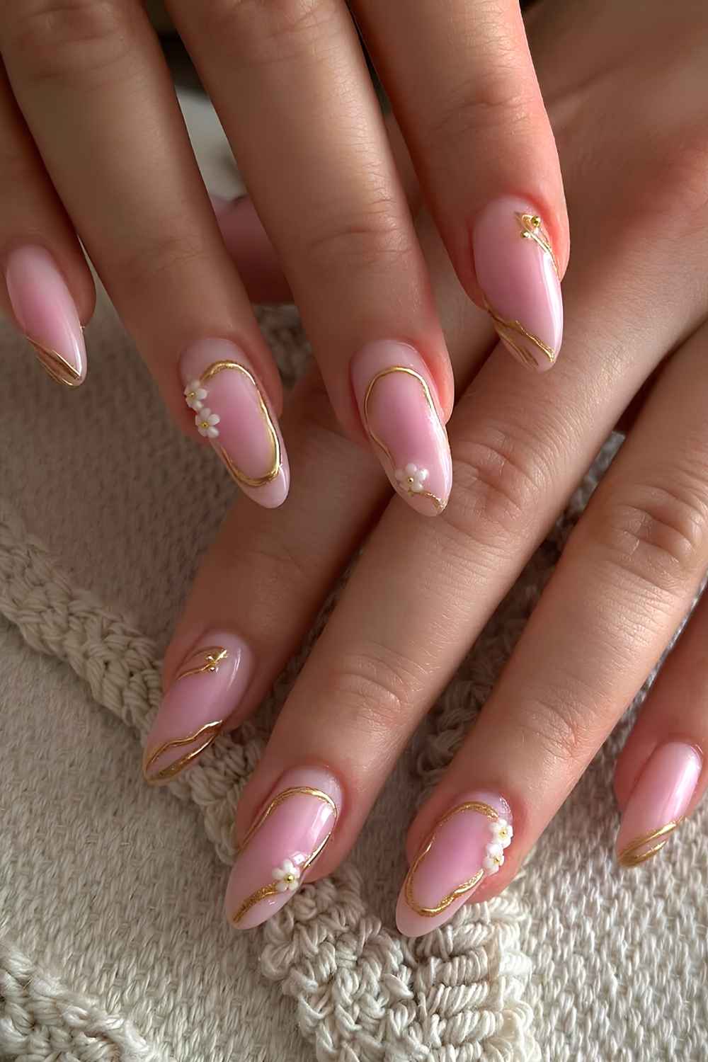 Pink Aura mit Gold und Blumenakzenten