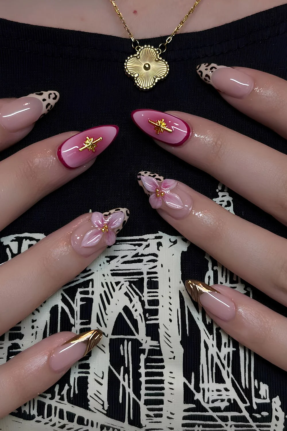 Pink-goldene N&auml;gel mit Blumen und Animal-Print