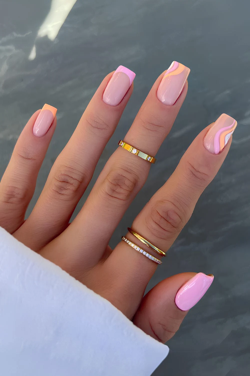 Pink-Orange Nägel mit Swirl-Details