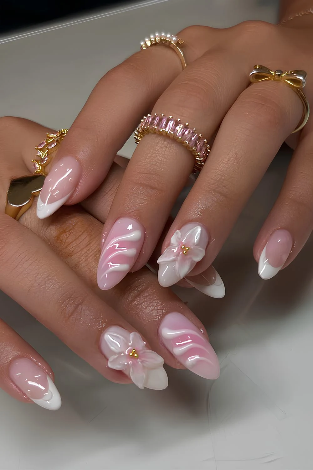 Pink-wei&szlig;e N&auml;gel mit 3D-Blumen und Swirl-Design