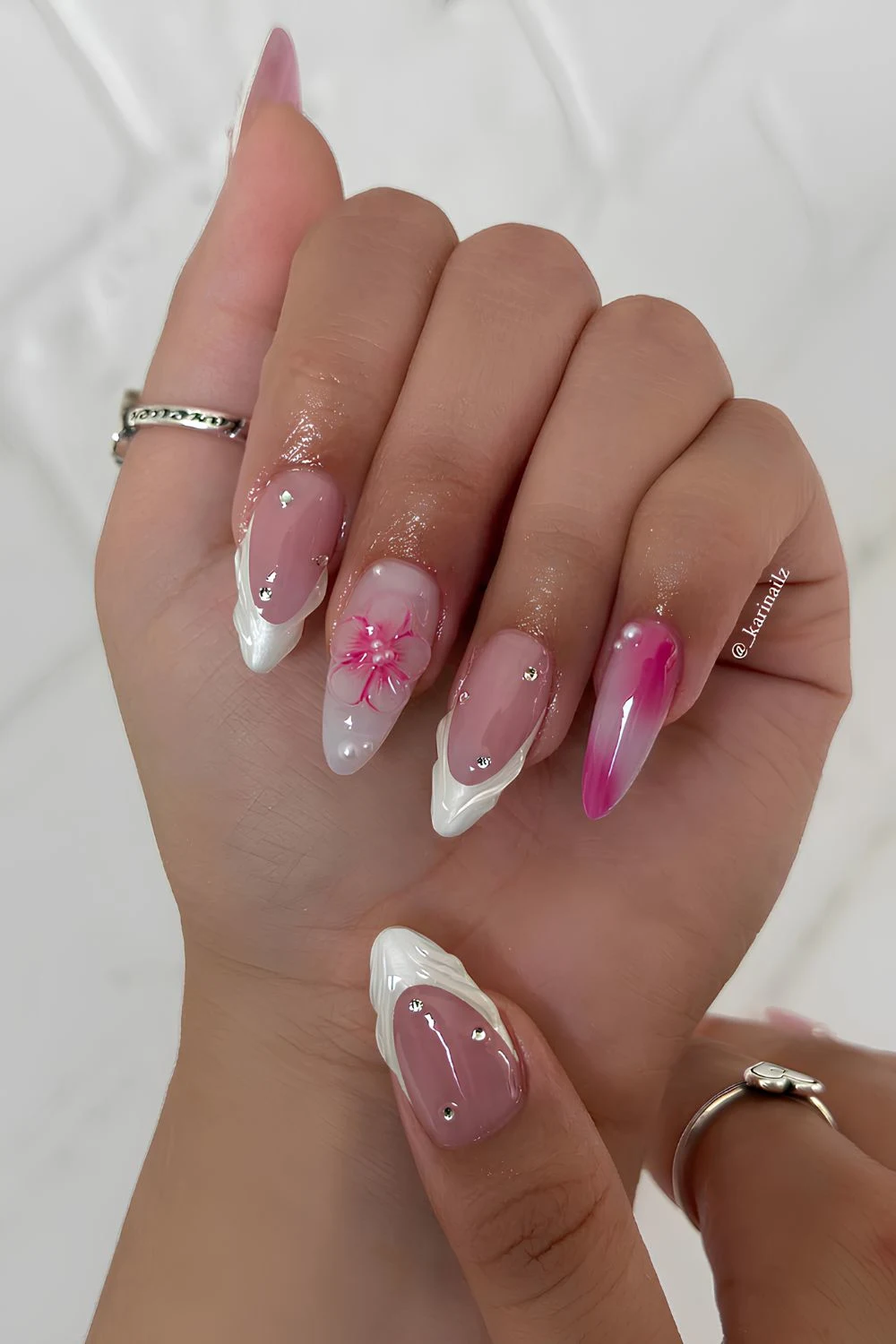 Pink-wei&szlig;e N&auml;gel mit 3D-Blumen