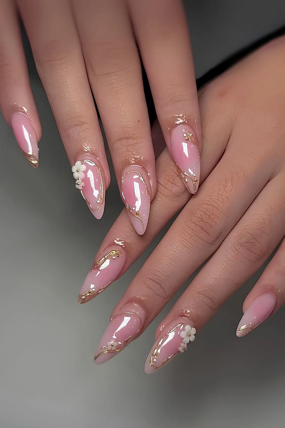 Pinke Aura-Nägel mit goldenen und 3D-Blumenakzenten