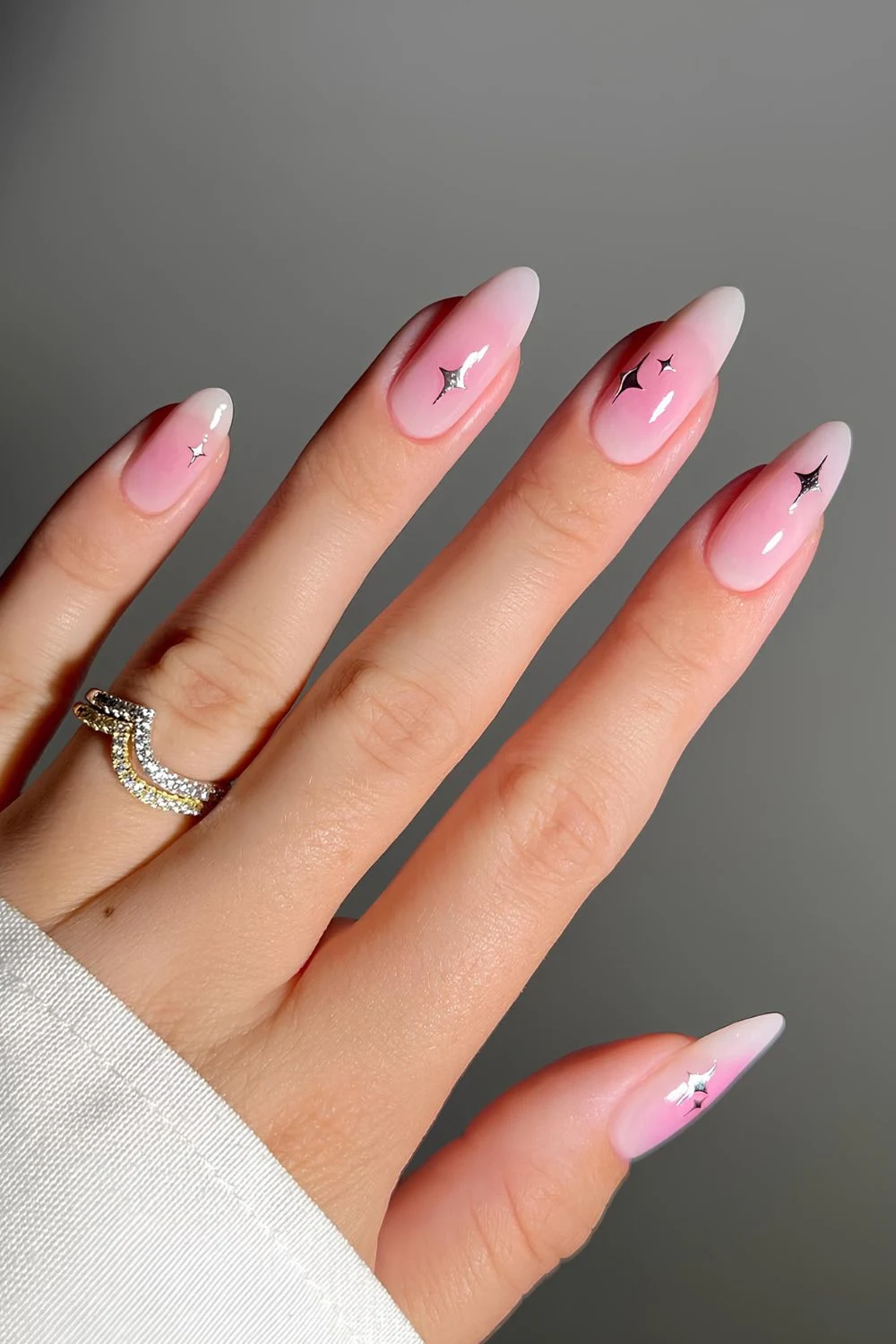 Rosa Aura-Nägel mit silbernen Sternen