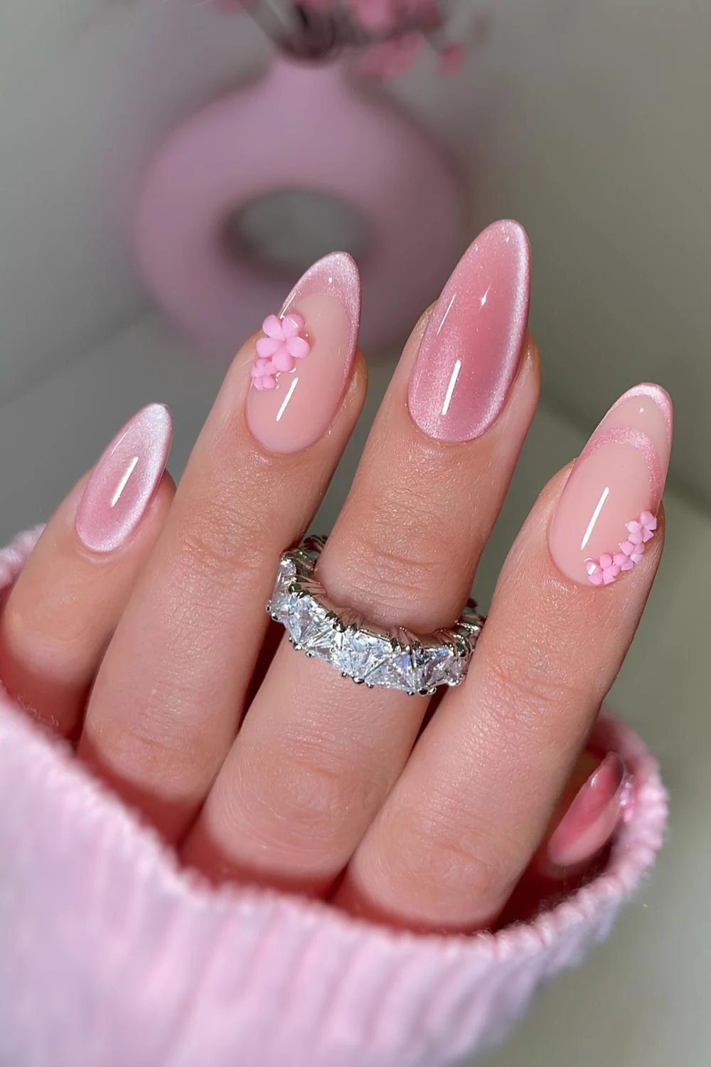 Pinke Cat-Eye-Nägel mit 3D-Blumen