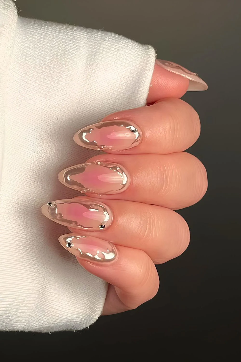 Rosa-Aura-Nägel mit Chrome-Ringen