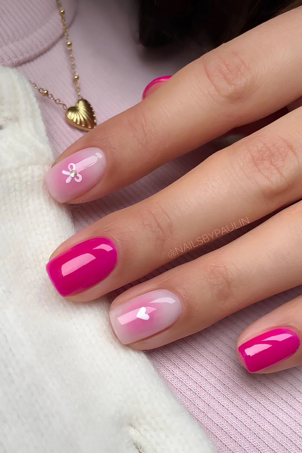 Rosa-Aura-Nägel mit Herz- und Schleifen-Details