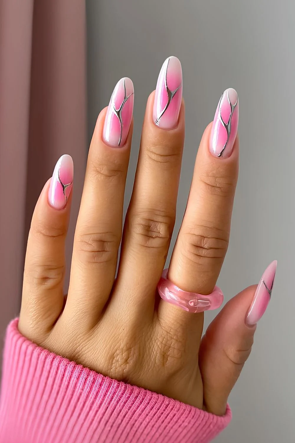 Rosa-Aura-Nägel mit silbernen Chrome-Swirls